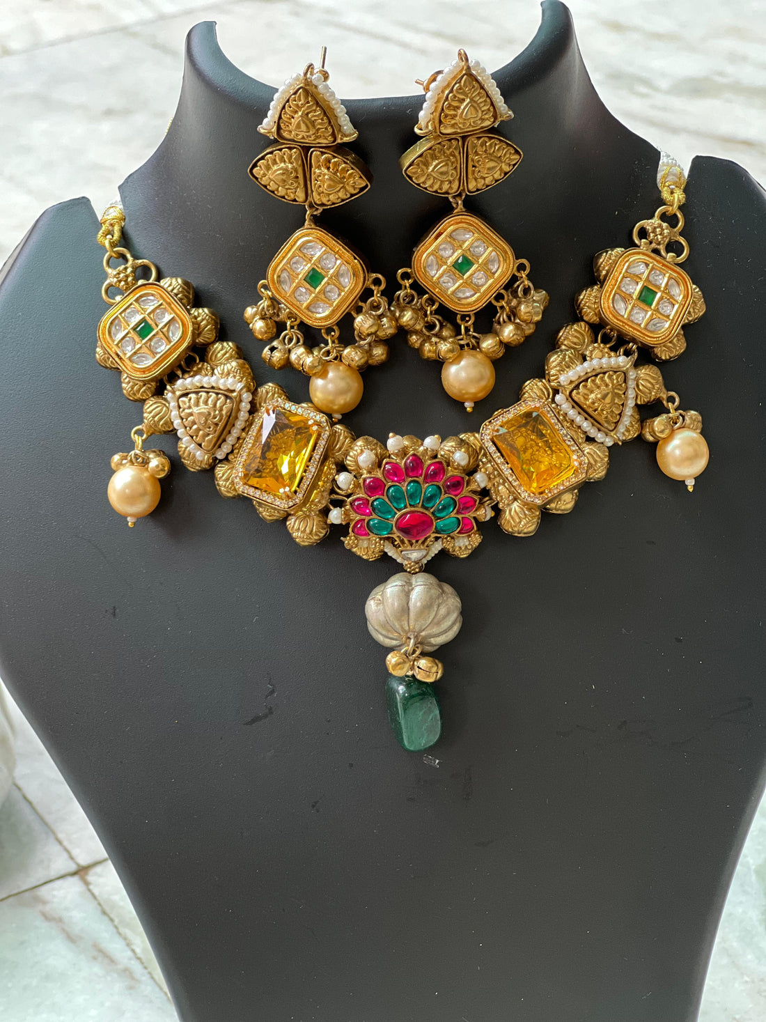 Head-Turner Nazaquat Necklace Set with earings