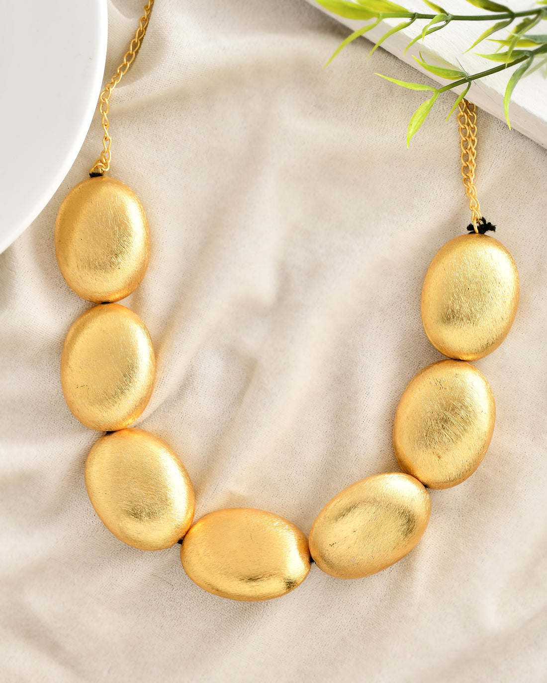 GEOMETRIC OVAL GOLD NECKLACE