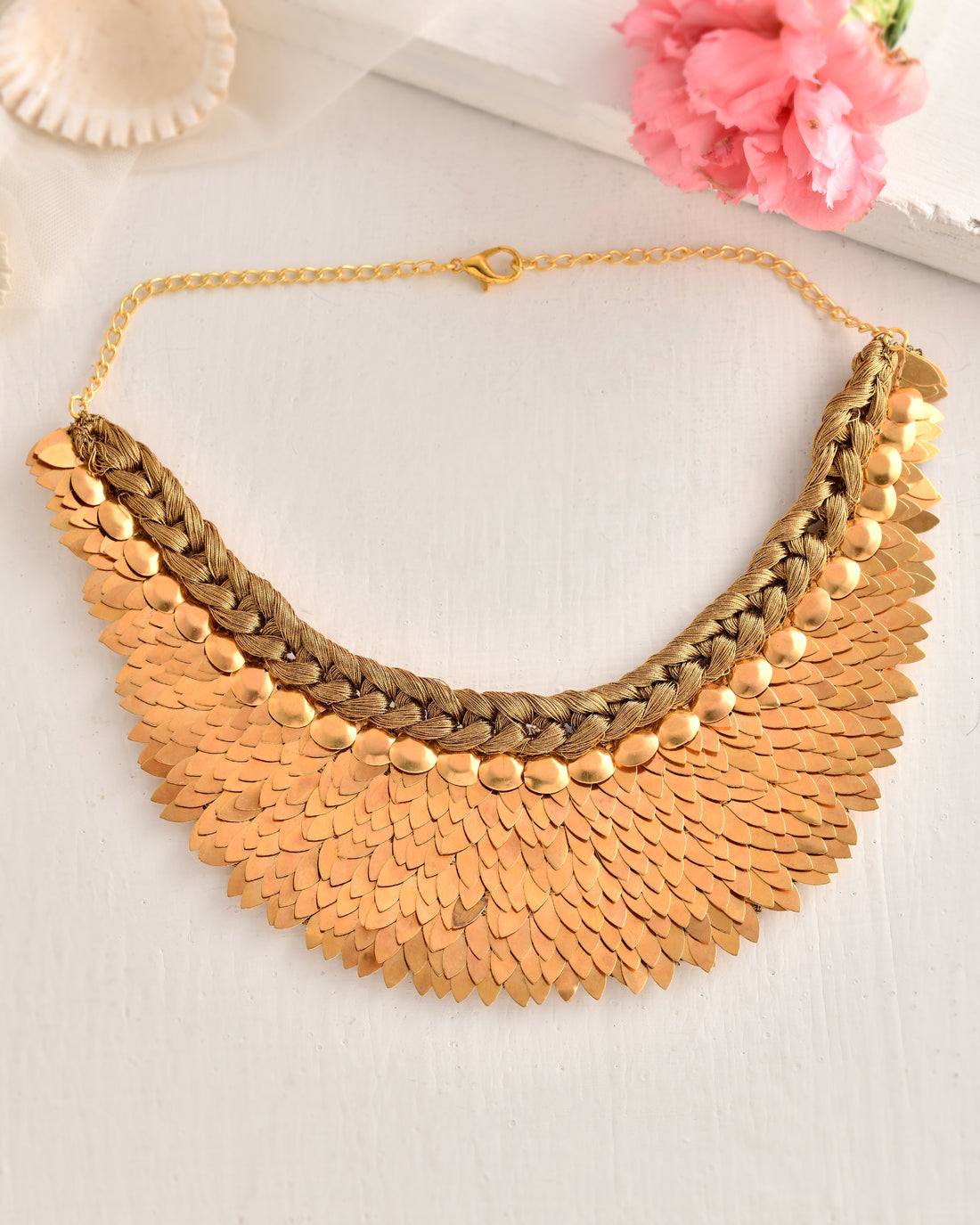 STATEMENT CLUSTER OF FEATHERS