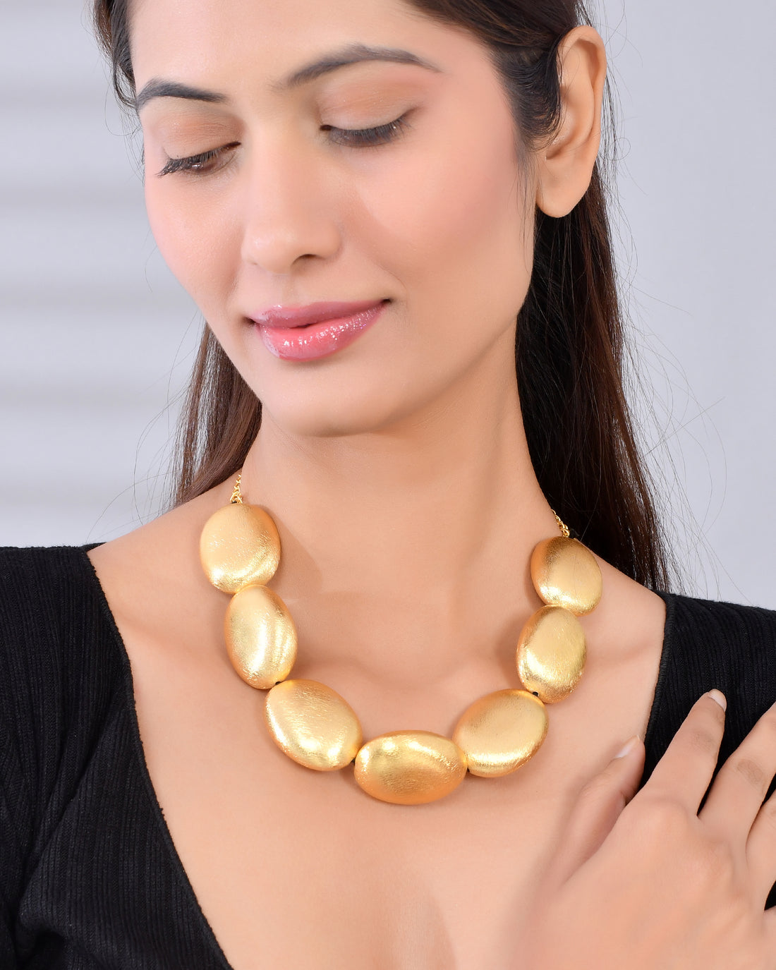 GEOMETRIC OVAL GOLD NECKLACE
