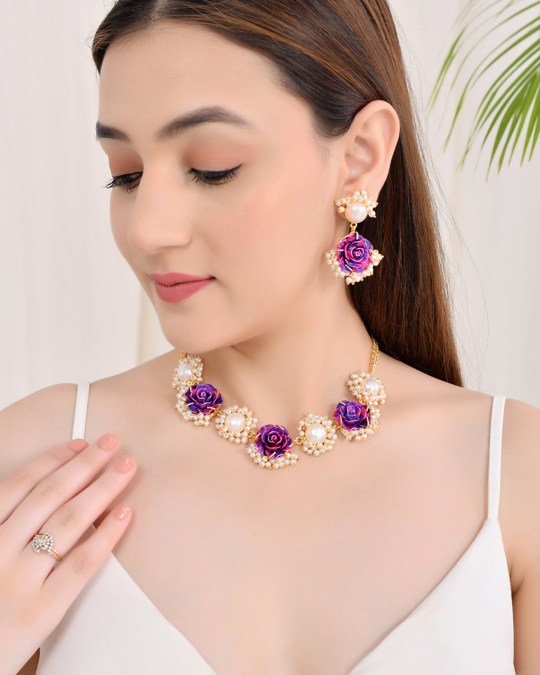 EDGY FLOWER NECKALCE