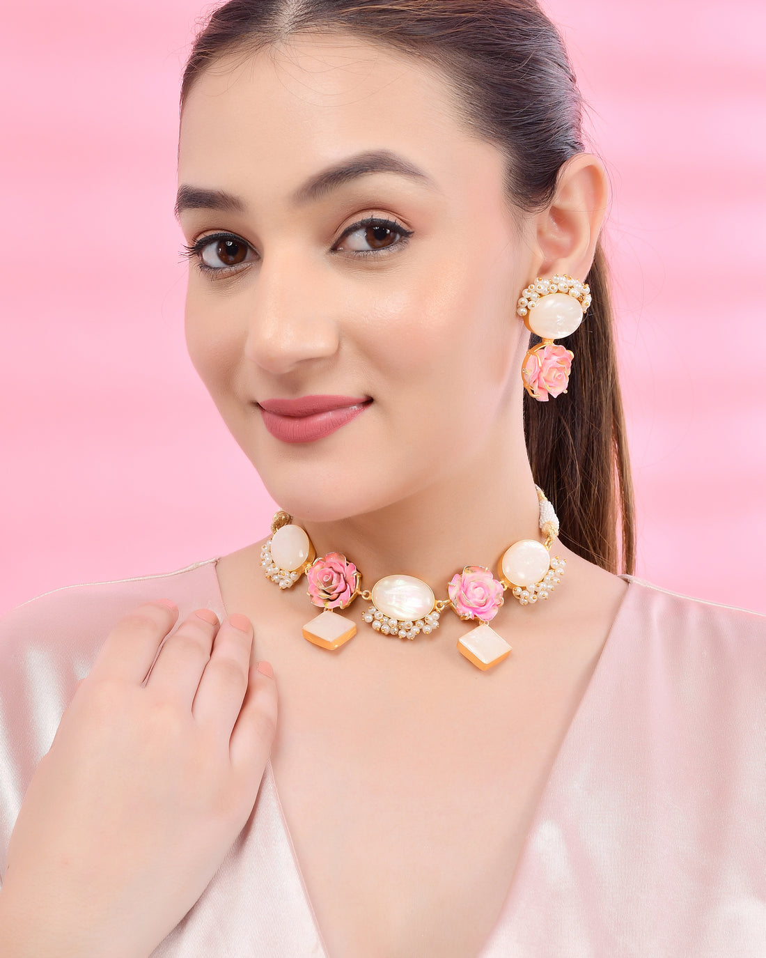 MESMERISING PINK AND WHITE FLORAL NECKLACE