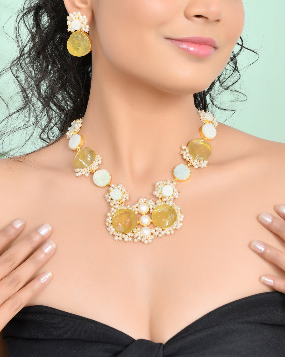 BEAUTIFUL PEARL BEEDED NECKLACE