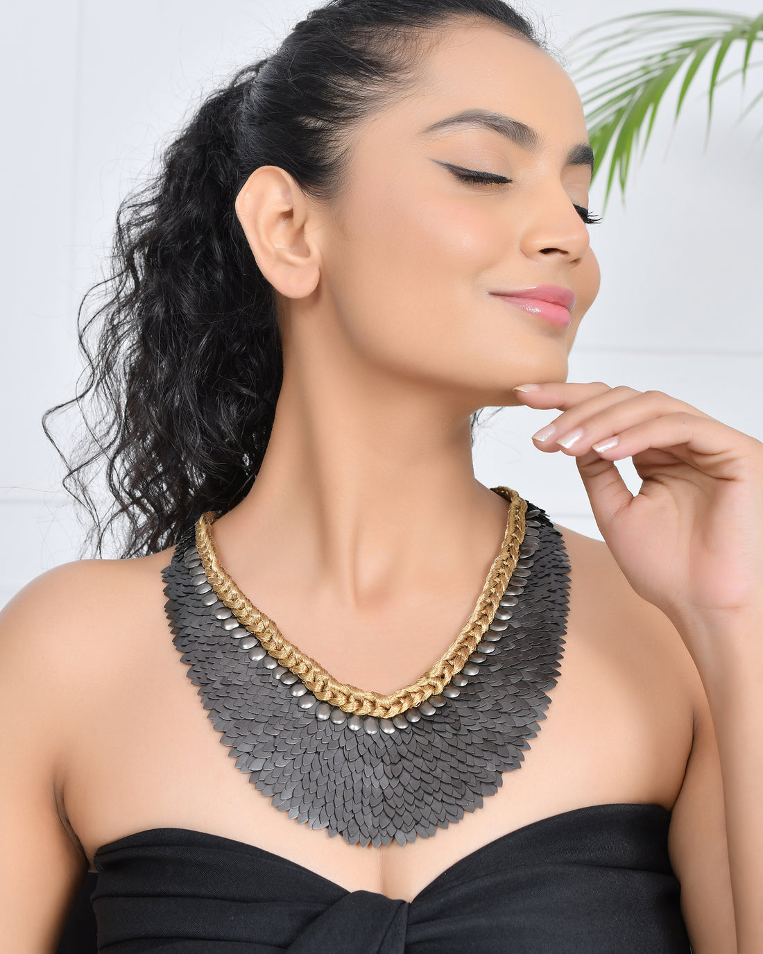 BLACK FEATHERS NECKLACE