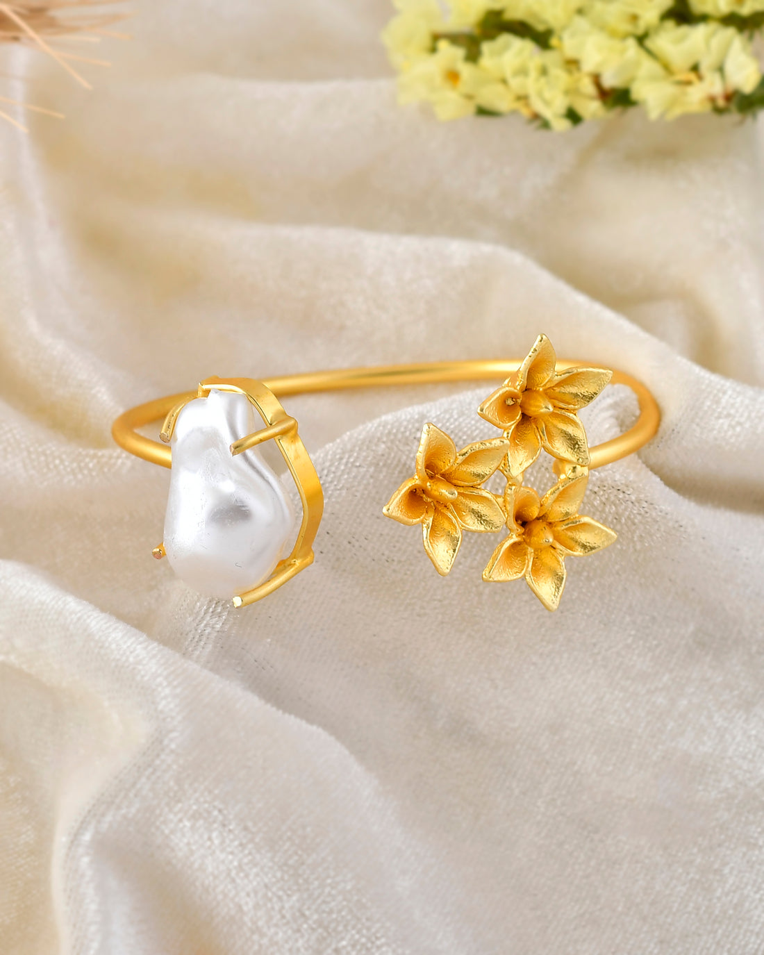 FLORAL MOTIF CUFF