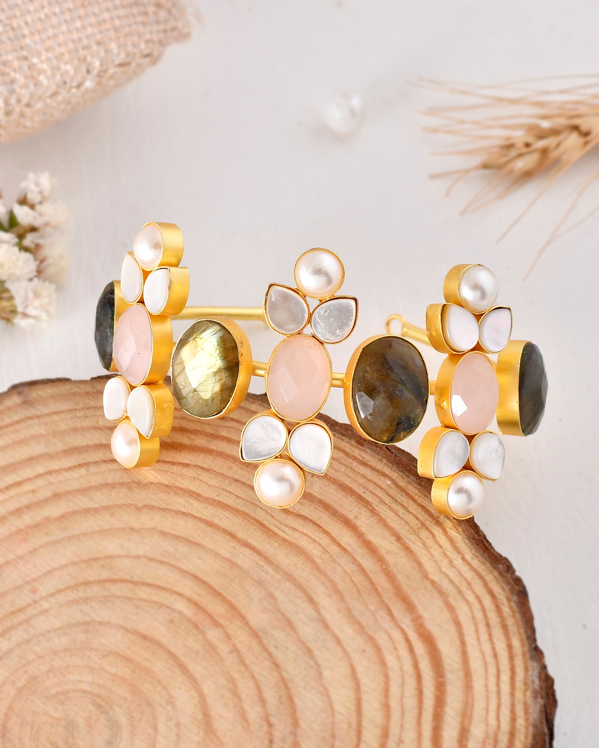 RADIANT SHELL PEARL CUFF