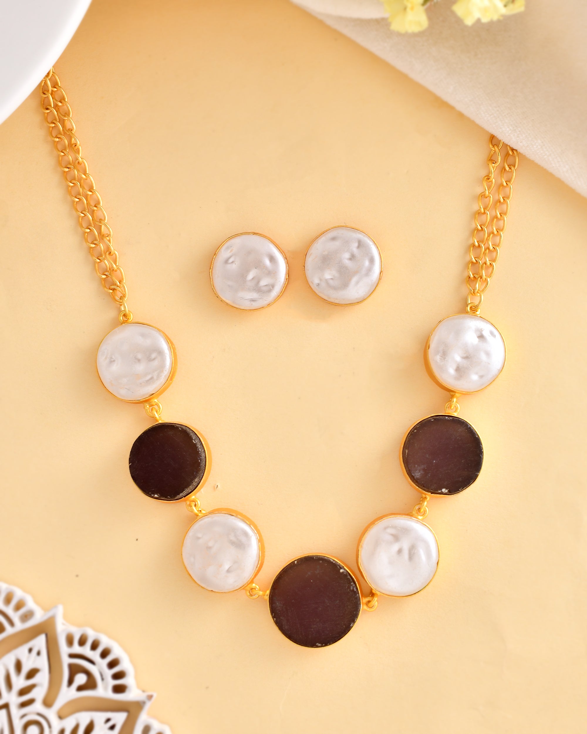 CHIC PEARL AND AMETHYST NECKLACE