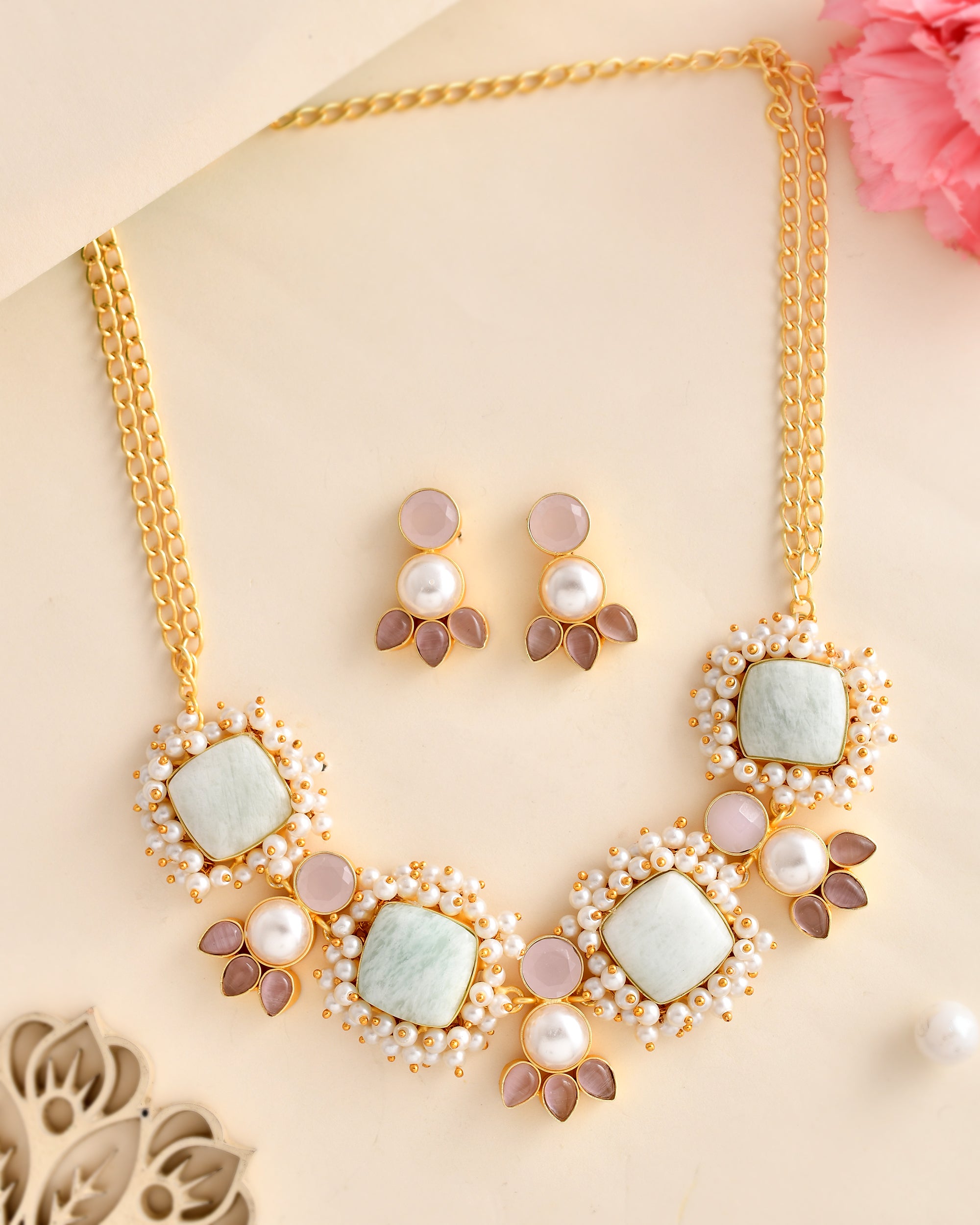 FANATASY AFFAIR NECKLACE