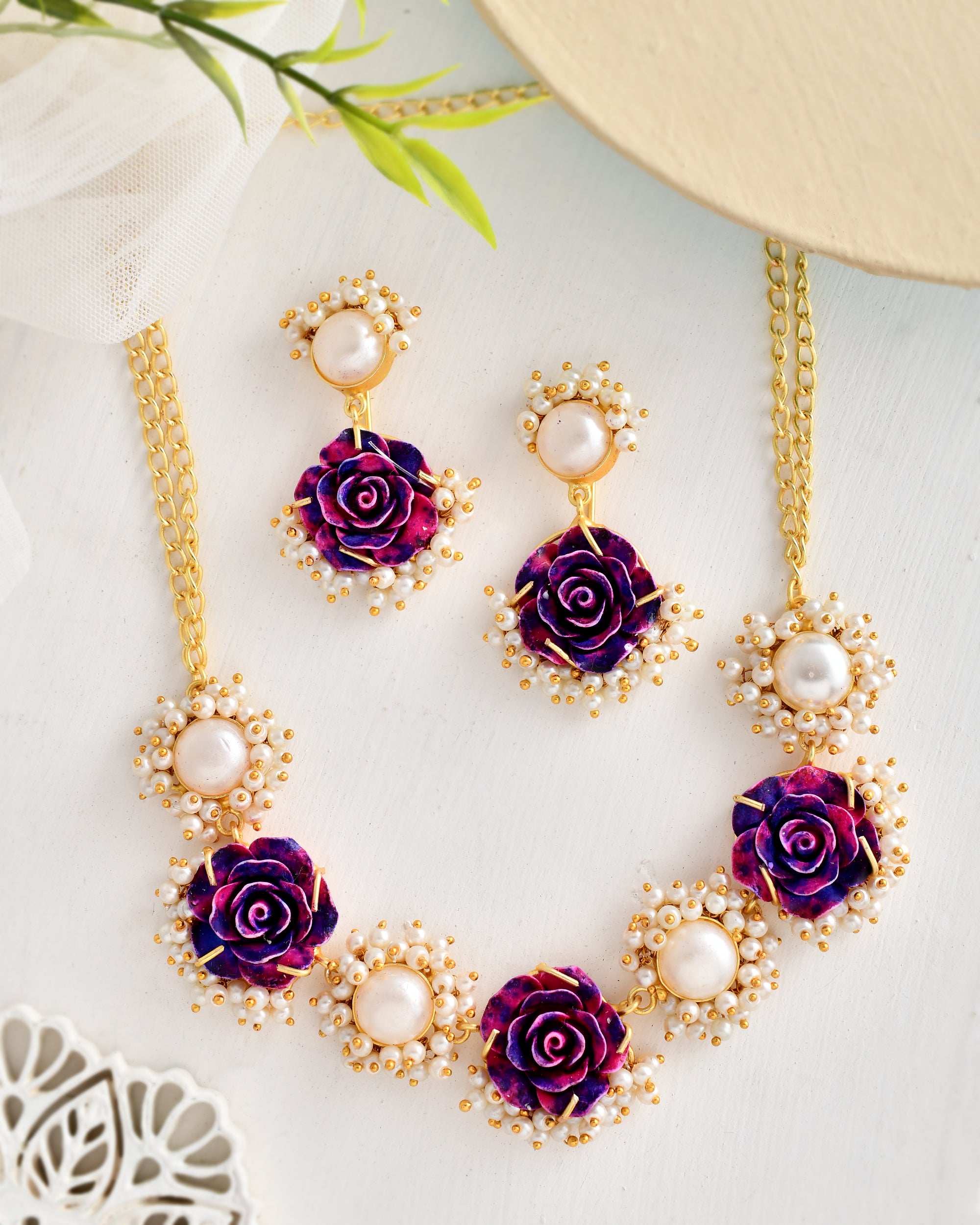 EDGY FLOWER NECKALCE