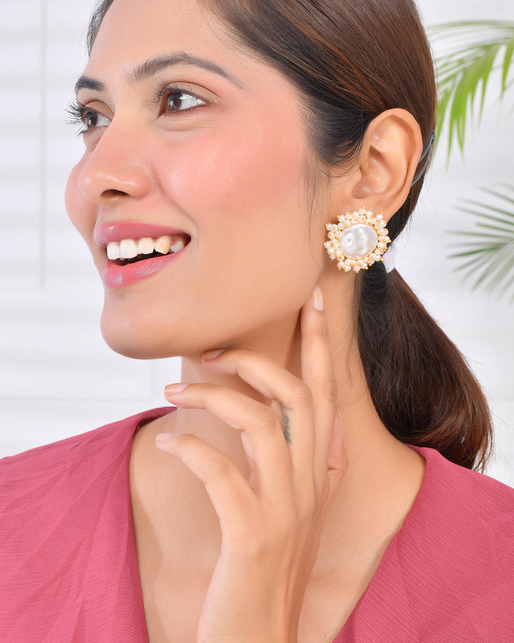 WHITE PEARL EARRING