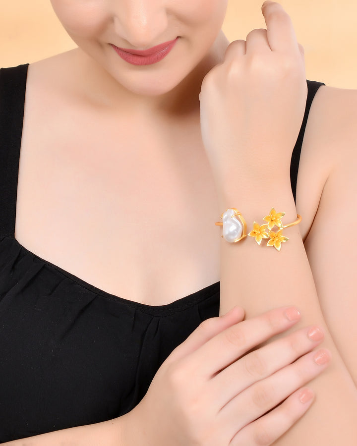 FLORAL MOTIF CUFF