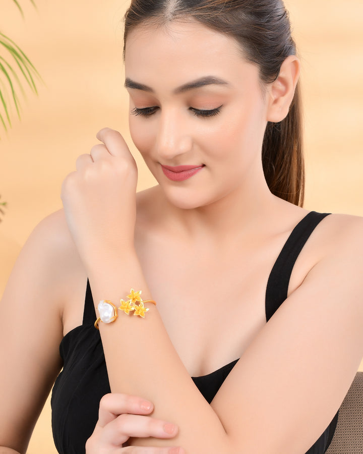 FLORAL MOTIF CUFF
