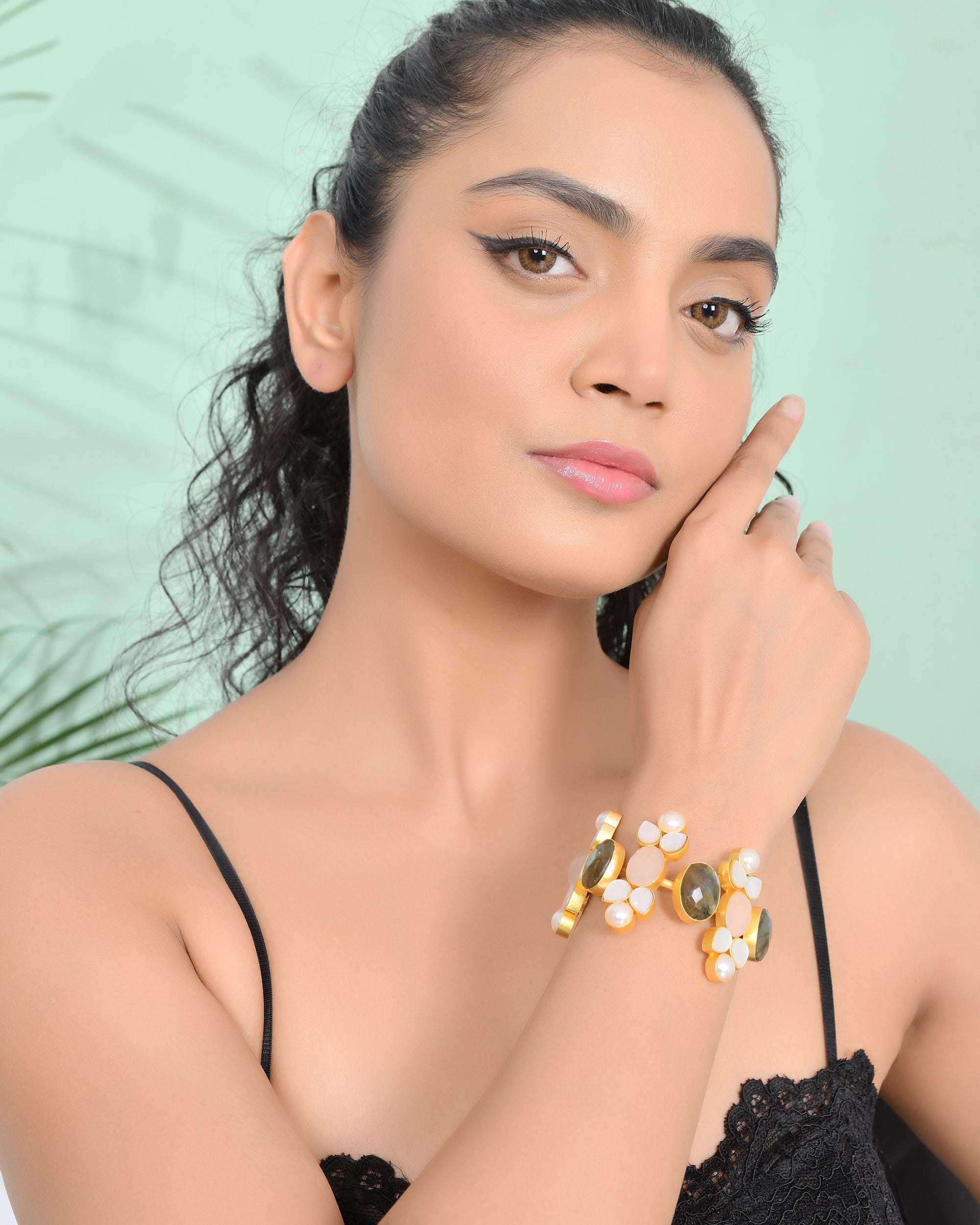 RADIANT SHELL PEARL CUFF