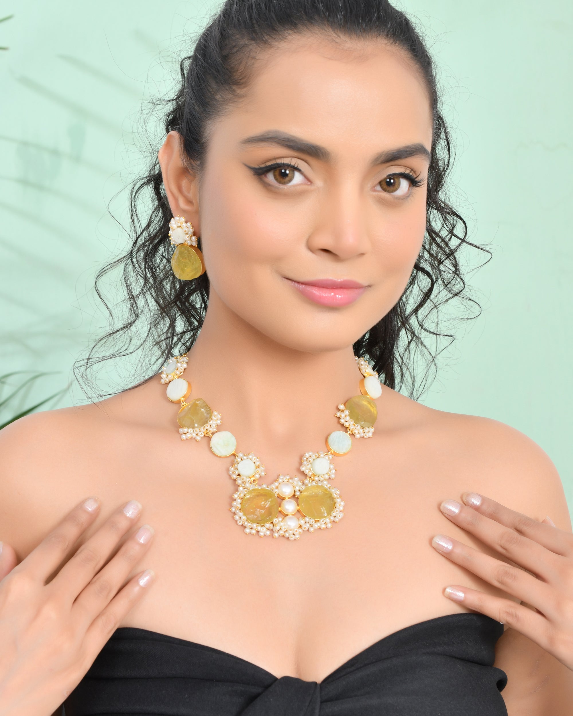 BEAUTIFUL PEARL BEEDED NECKLACE