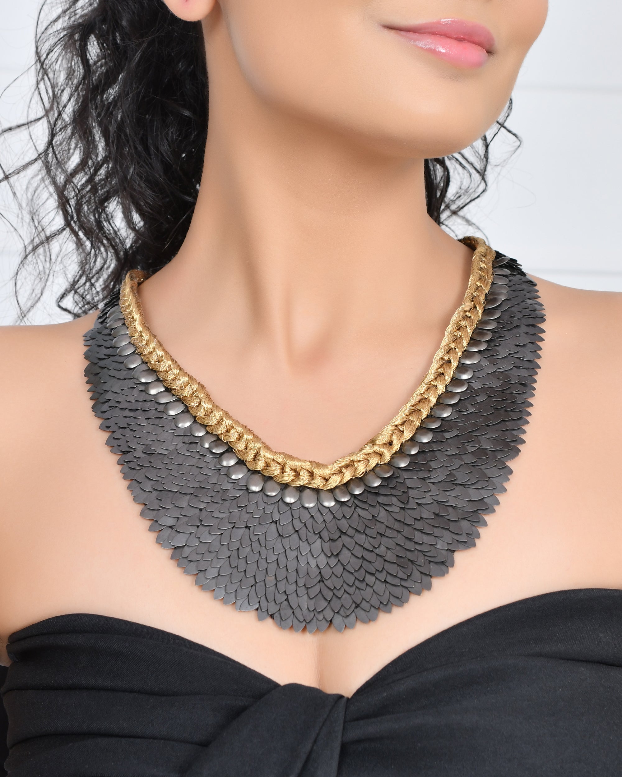 BLACK FEATHERS NECKLACE