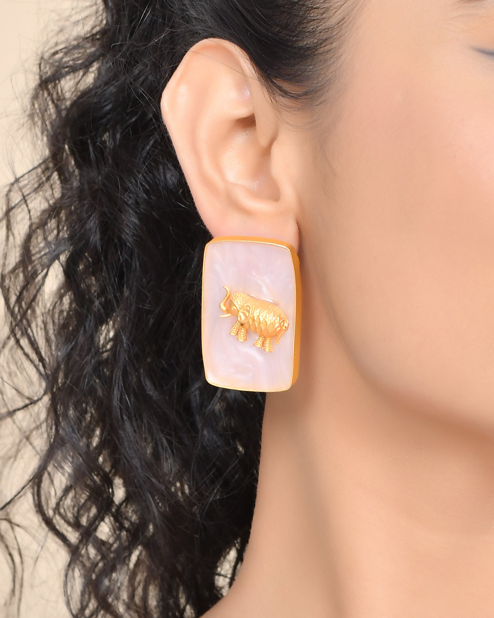 ELEPHANT PINK SHELL STUDS