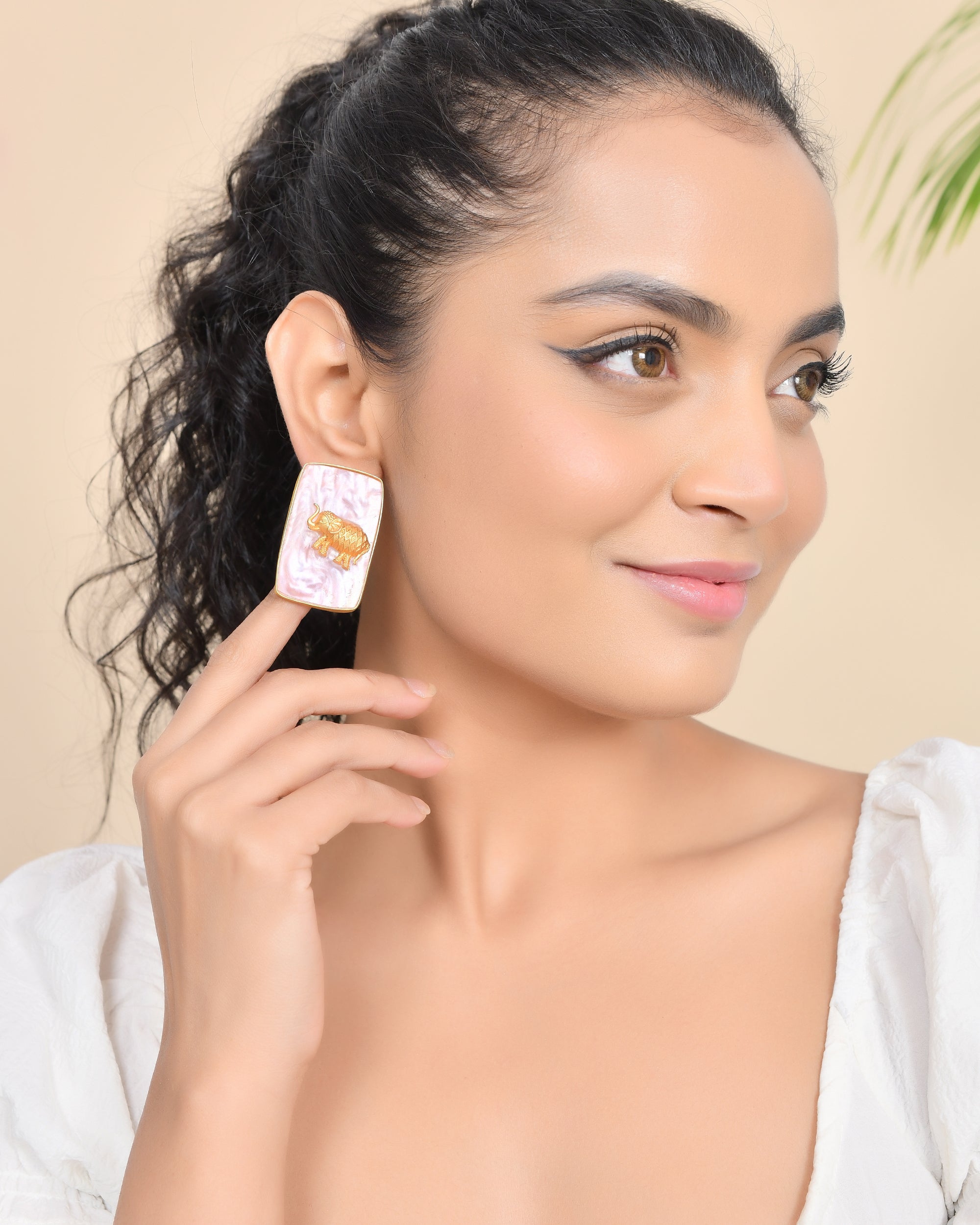 ELEPHANT PINK SHELL STUDS